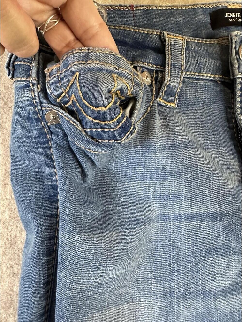 TRUE RELIGION Jennie Curvy Mid Rise Capri Blue Jeans Size 27 Medium Wash Cuffed - Picture 7 of 9